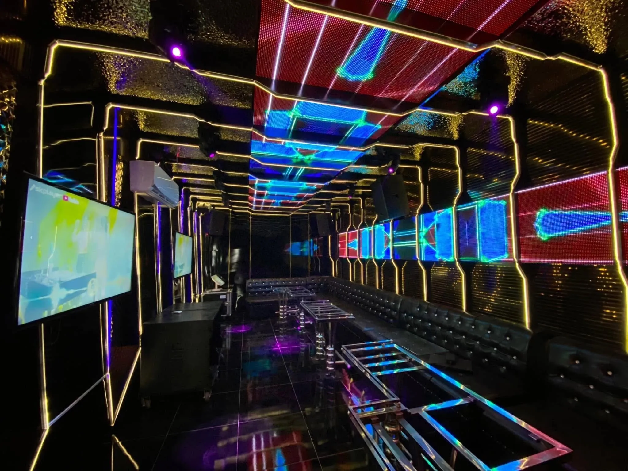 Phòng Neon Tunnel
