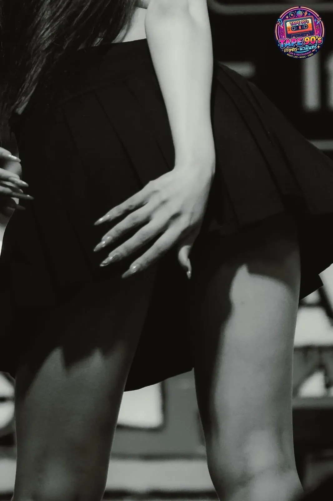 ภาพขาวดำของแดนเซอร์สวมกระโปรงสั้น