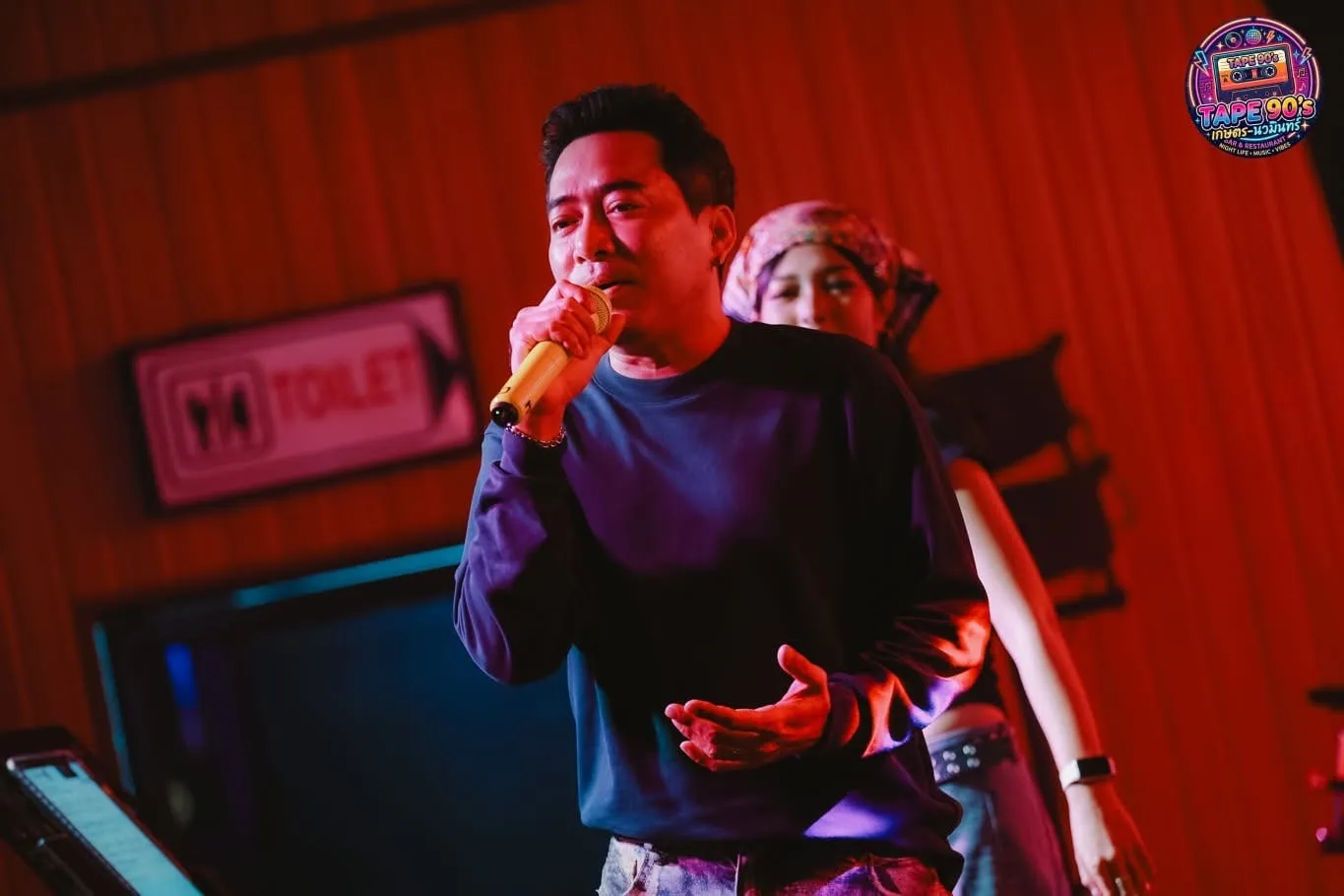 นักร้องร้องเพลงร่วมกับลูกค้าบนเวที