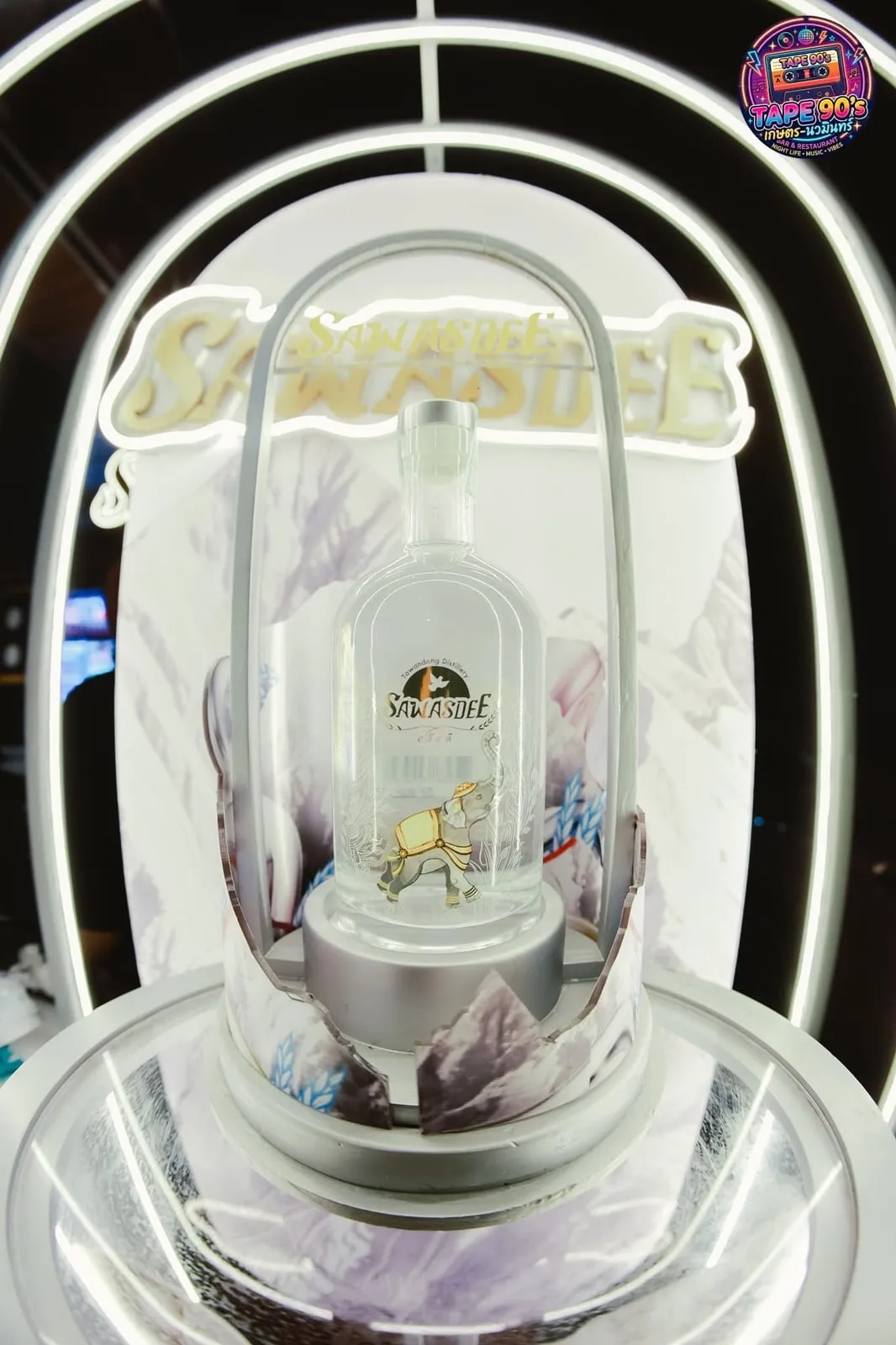 ขวด Sawasdee ในตู้กระจกติดไฟ
