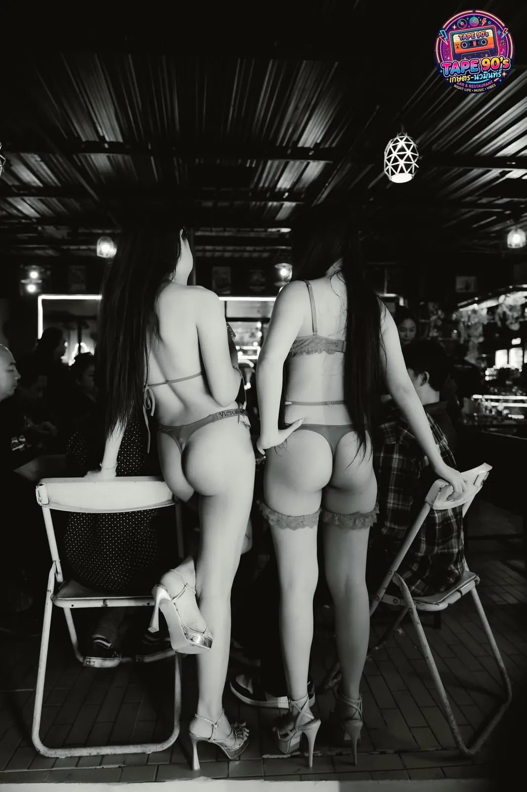 ภาพขาวดำของแดนเซอร์สองคน