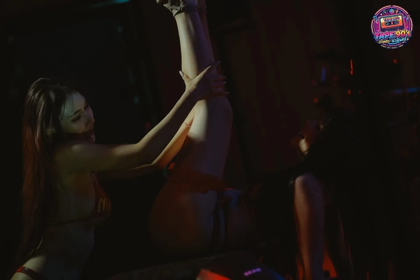 แดนเซอร์ใต้แสงไฟสลัว