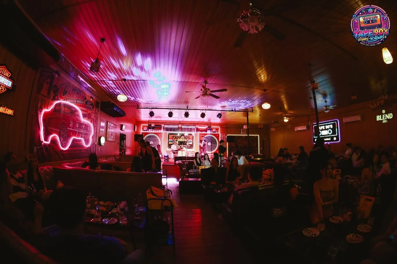 บรรยากาศร้านพร้อมไฟนีออนสีชมพู