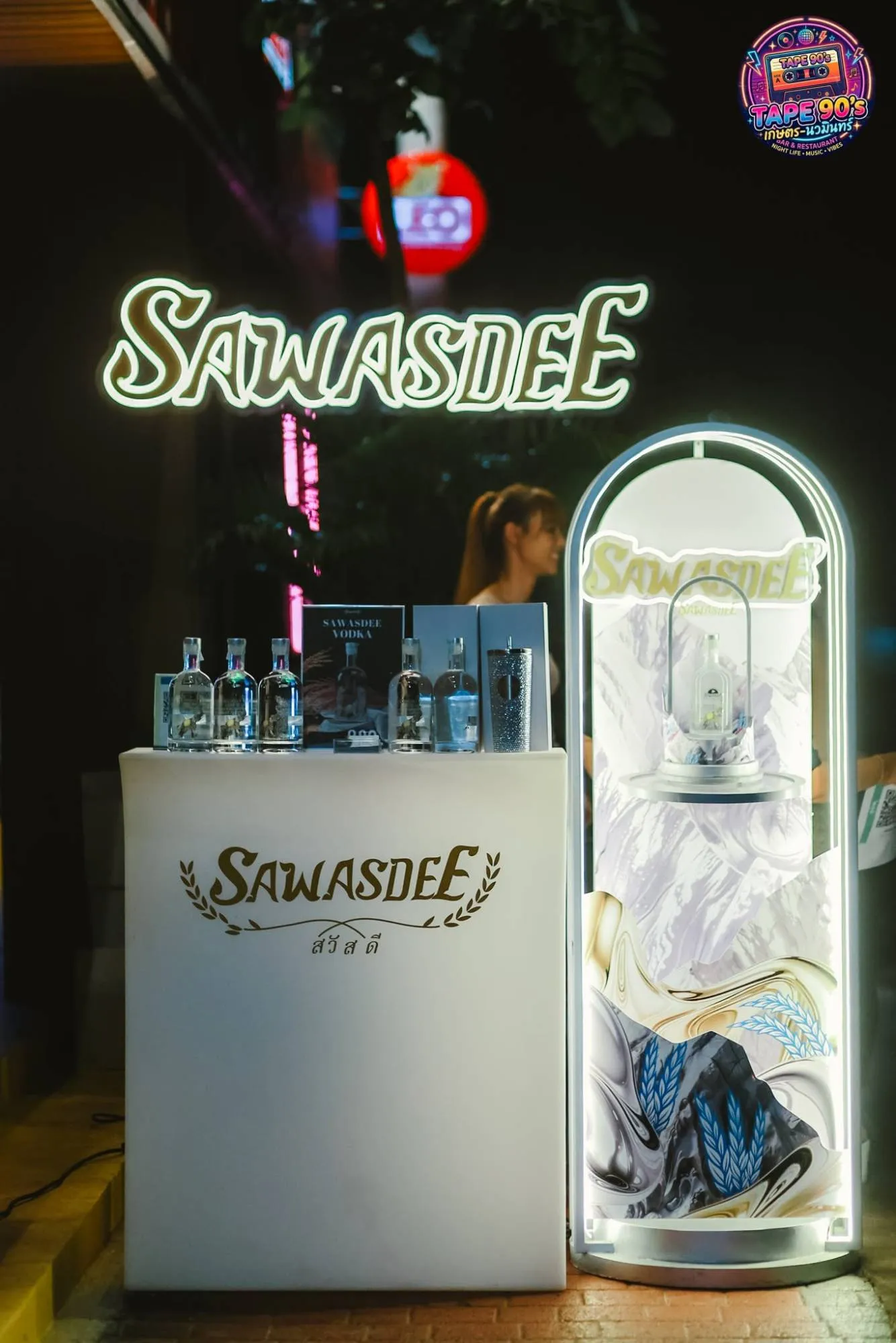 Quầy rượu Sawasdee Vodka với biển neon trước cửa quán